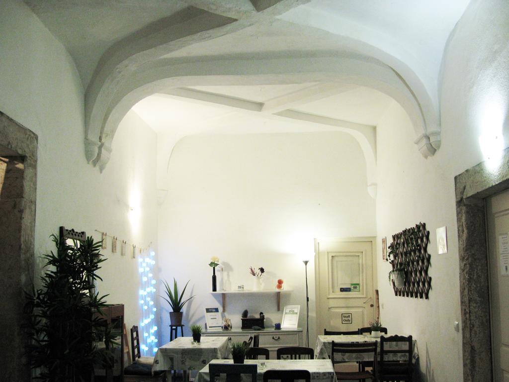 Johnie's Place & * Lisbon